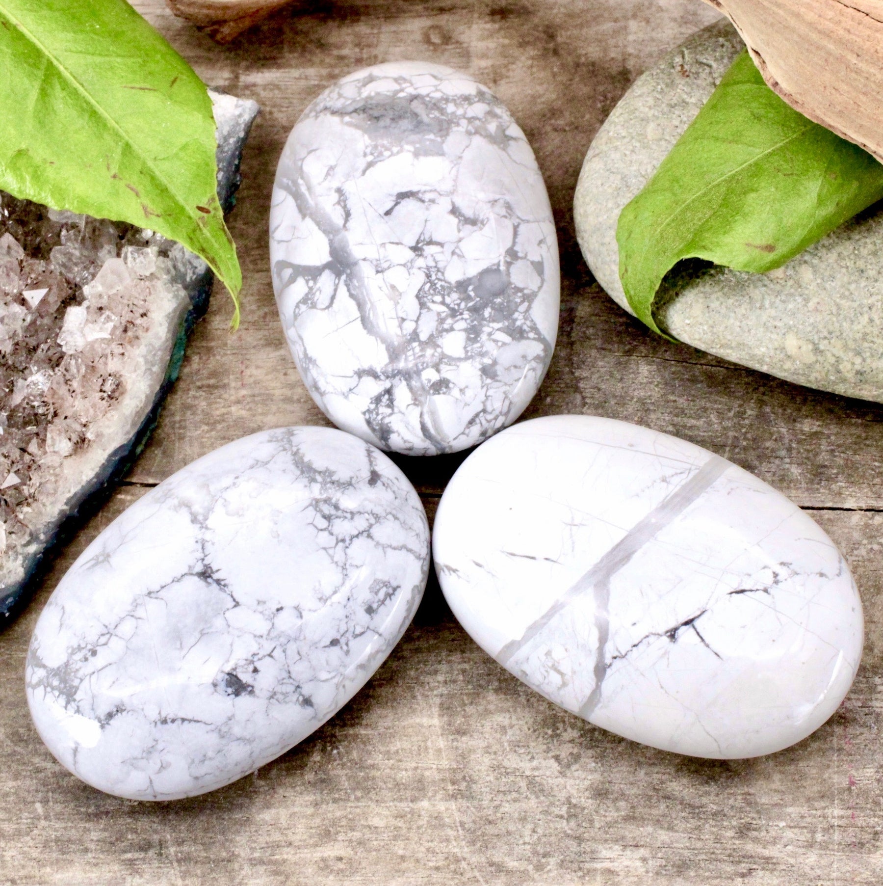 Howlite palm stone